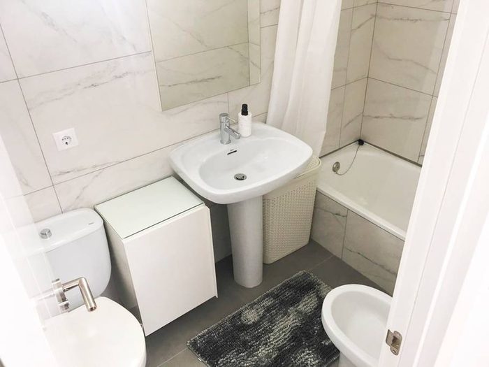Salle de bains avec baignoire, lavabo, WC et bidet
