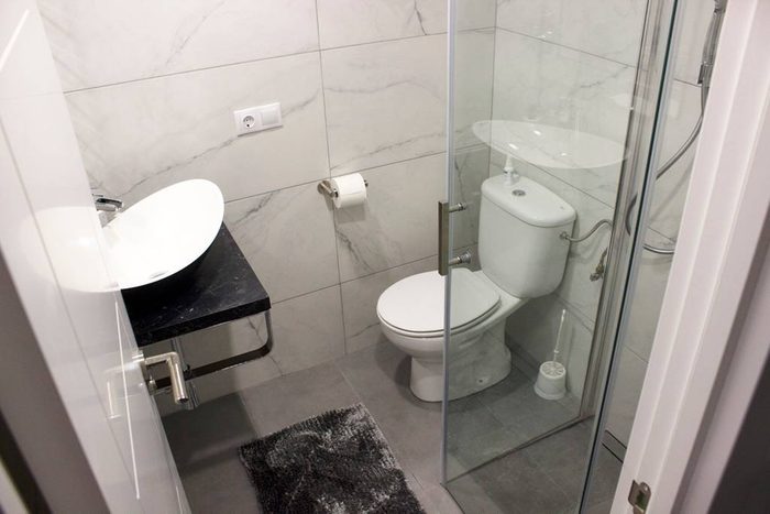 Deuxième salle d'eau avec cabine de douche et WC