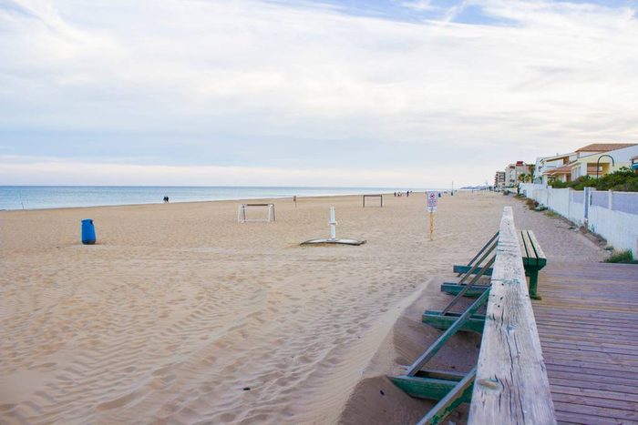 La large plage de sable de Guardamar, à une centaine de mètres