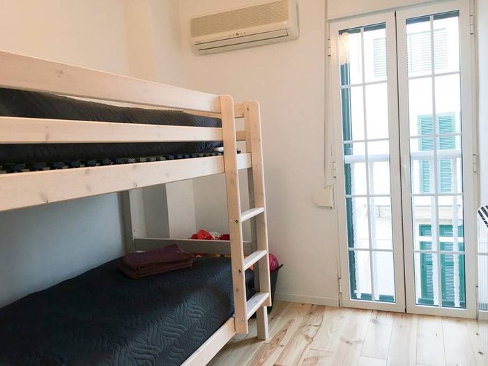 Chambre d'enfants avec lits superposés et climatisation