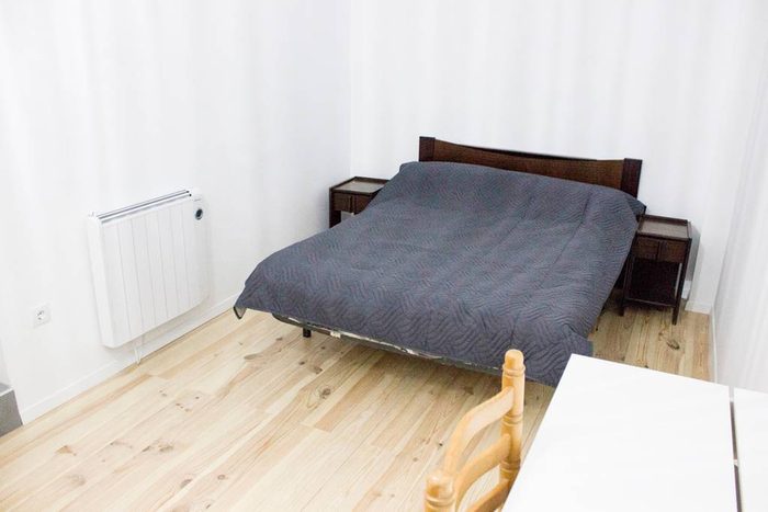 Deuxième chambre avec lit double et radiateur