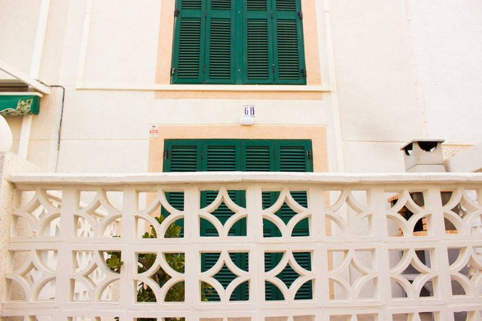 Façade de la maison, volets verts