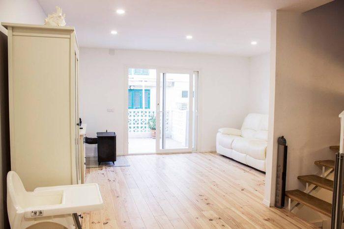 Séjour au parquet clair, avec accès à la terrasse