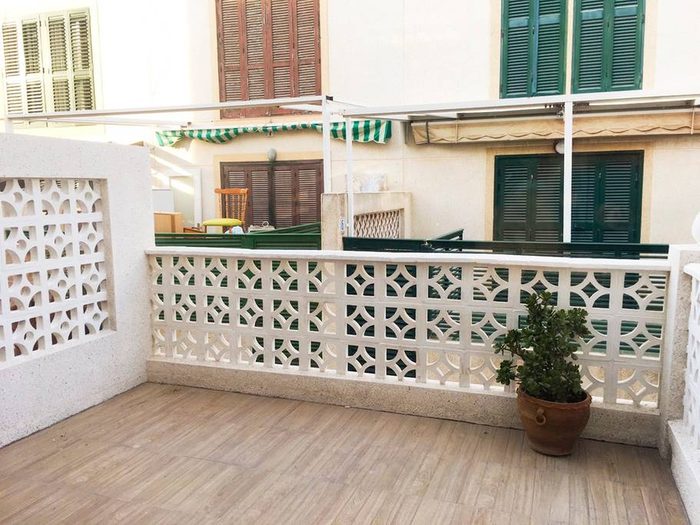 Terrasse sur le toit, sol carrelé et balustrade ajourée