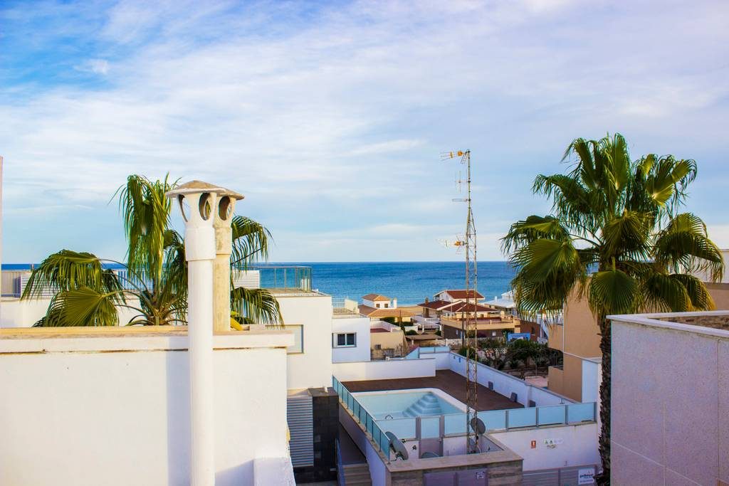 Vue sur la mer depuis la terrasse sur le toit, par-dessus les toits de Guardamar